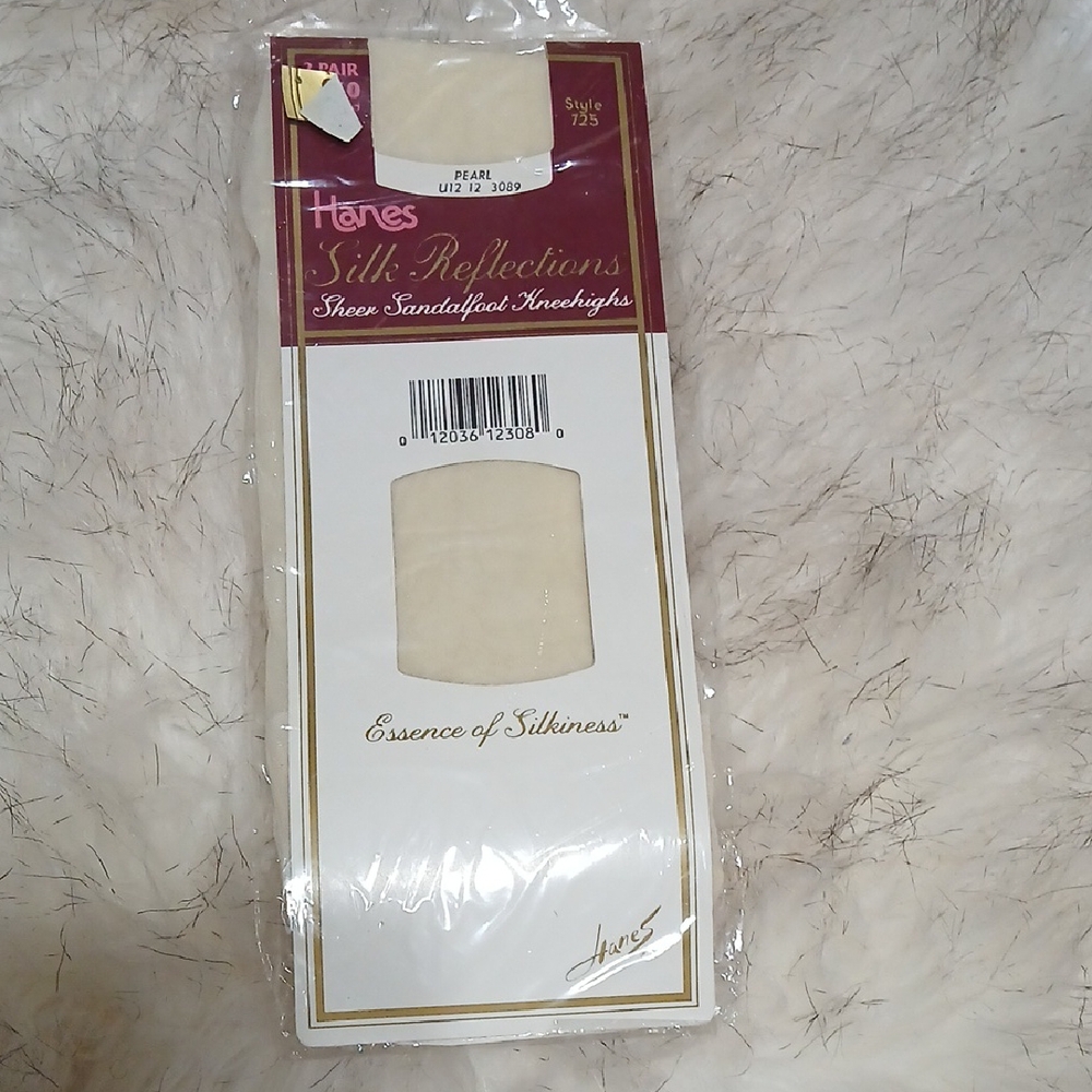 Hanes Silk Reflections Sheer Hosiery in Pearl